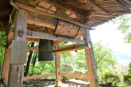 正覚寺の回向の鐘を近くから撮影した写真