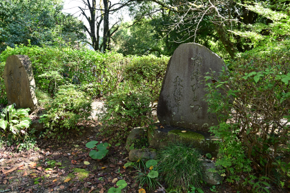 正覚寺の境内にある句碑