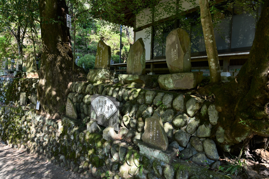 正覚寺の境内にある句碑