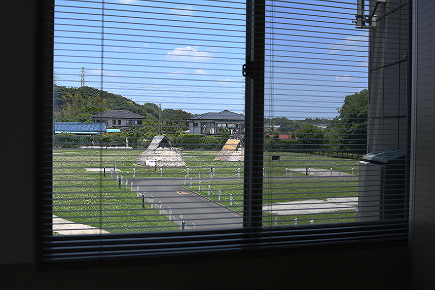 窓から見た神崎遺跡
