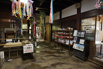 入口の中にある受付等の写真