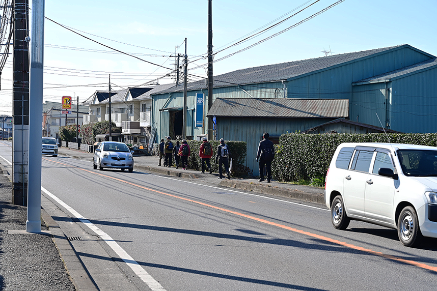 46号線を歩く団体