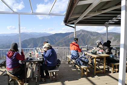 陣馬山山頂にある富士見茶屋のテラス席