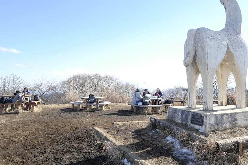 陣馬山山頂にあるモニュメント