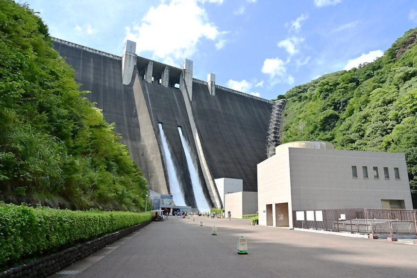 下から見た宮ヶ瀬ダム