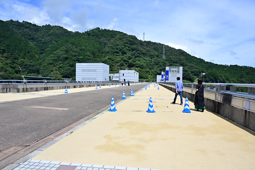 ダムの上にある通路を望む