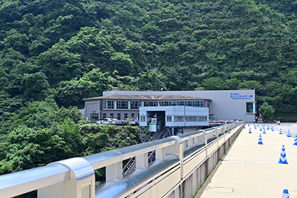 宮ヶ瀬ダムから見たエネルギー館