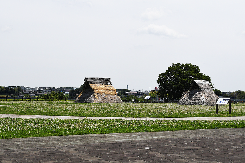 神崎遺跡内にある住居復元物