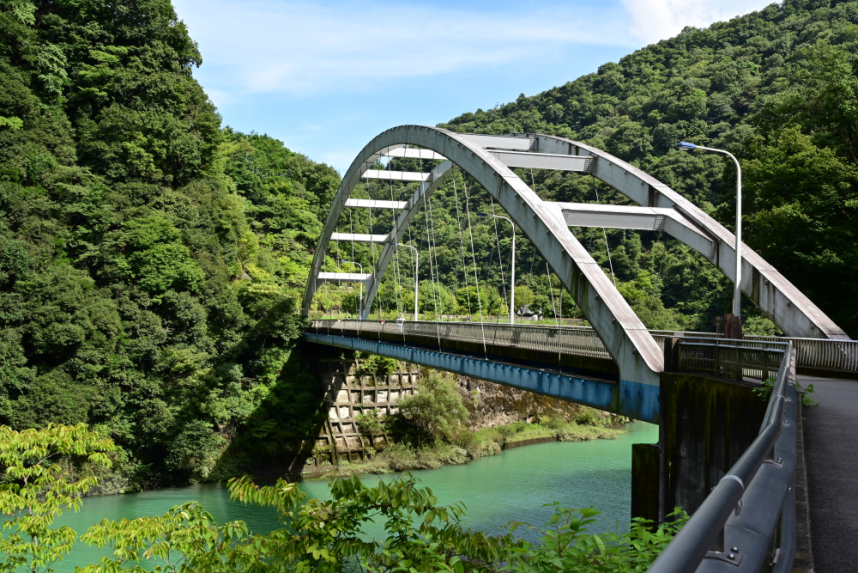 ダムに向かう途中の橋