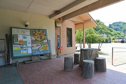 入口前にあるベンチ