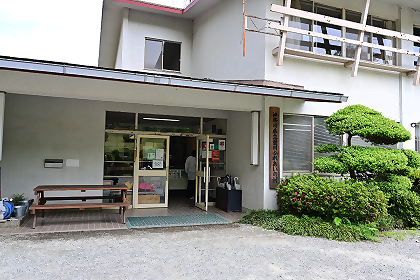 ふれあいの村管理棟にある事務所入口