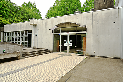 裏手にある食堂の入口