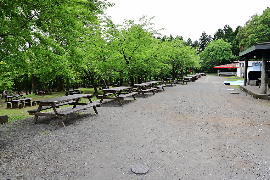 野外炊事場にあるテーブルの様子