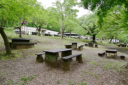 野外炊事場奥にあるテーブルの様子