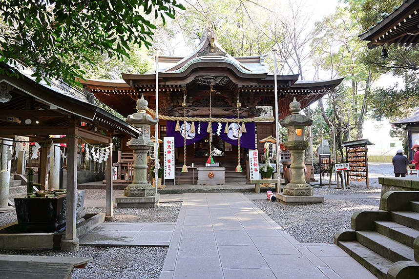 神社本殿正面から撮影した写真