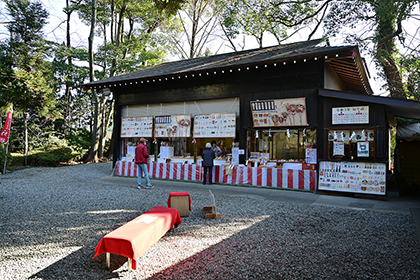 境内にあるお守り売場の写真