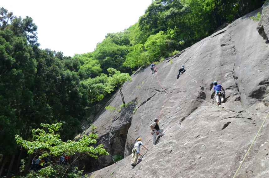 滑岩でロッククライミング
