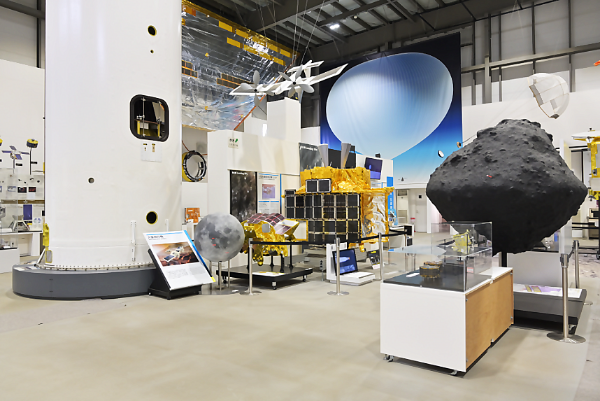 屋内の展示_イトカワの模型