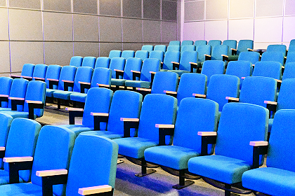 シアター内の座席