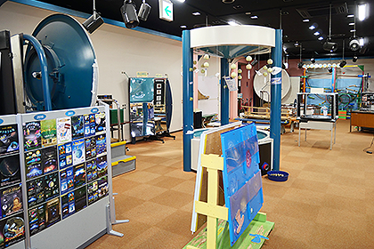厚木市子ども科学館プラネタリウムの展示の様子