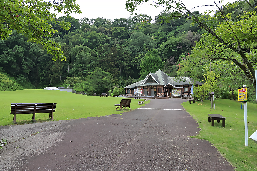 広場の前のアトリエ
