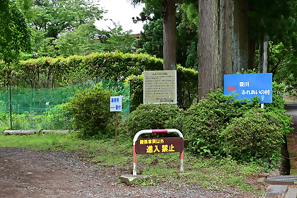 駐車場近くにある入口の様子