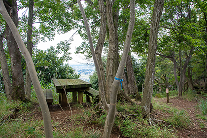 コース脇にあるベンチ