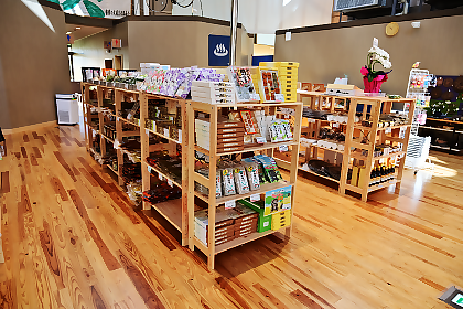 やまなみ温泉中央ホール商品棚