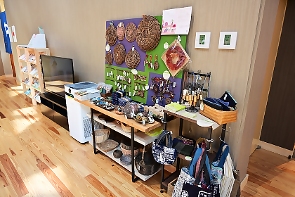 やまなみ温泉中央ホールのクラフトコーナー