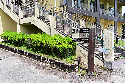 湖畔からの入口案内