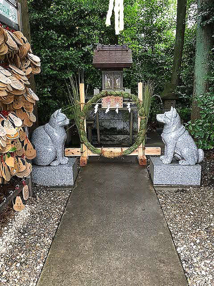 座間神社にあるいぬねこ社3