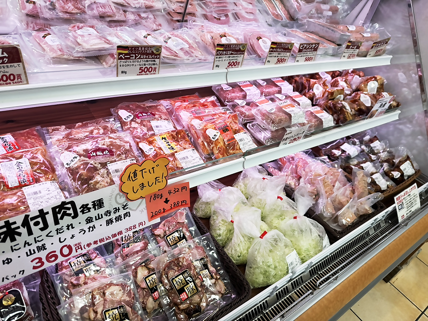 店内にある商品の陳列棚の風景