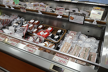 店内にある冷凍庫内の商品写真