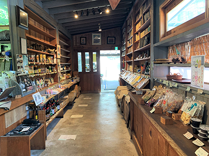 入口付近の自然食品コーナー