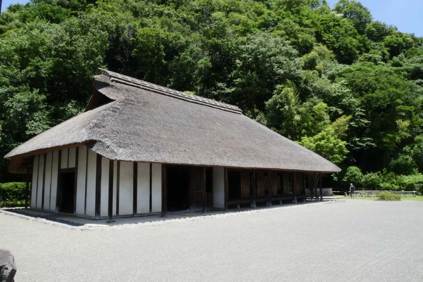 手前園内からの旧青柳寺庫裡（古民家）