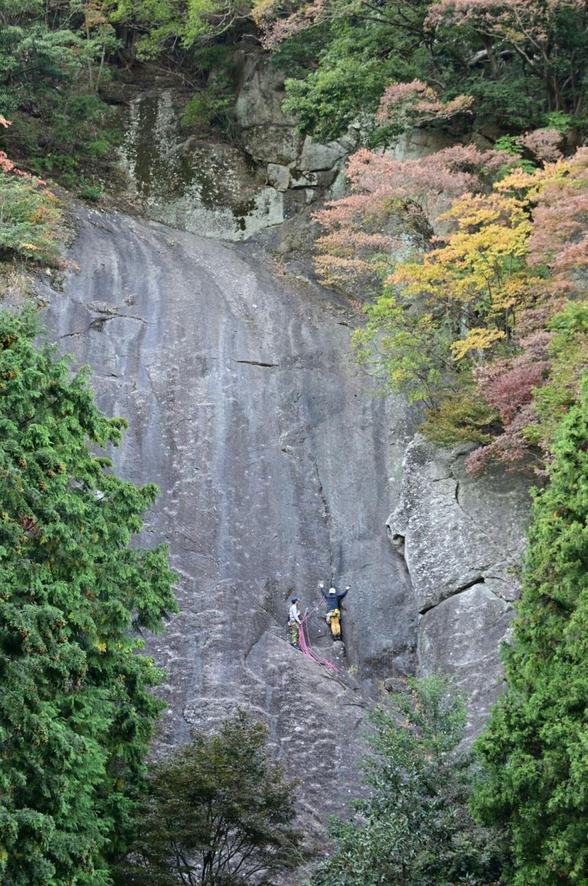 滑岩でロッククライミング