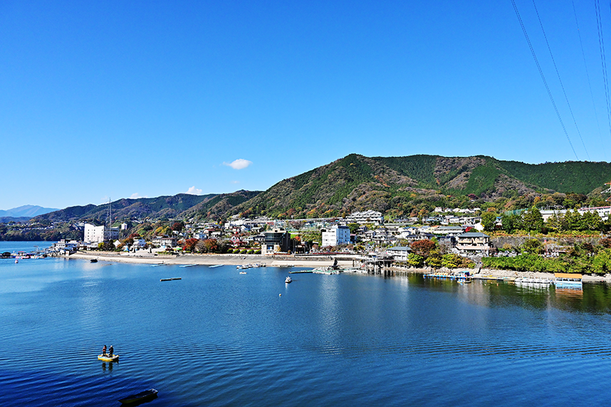 反対側から望む相模湖公園