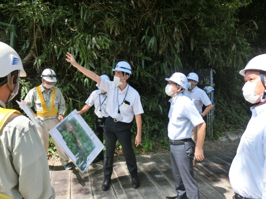 箱根登山鉄道の復旧現場を視察する嶋村議長