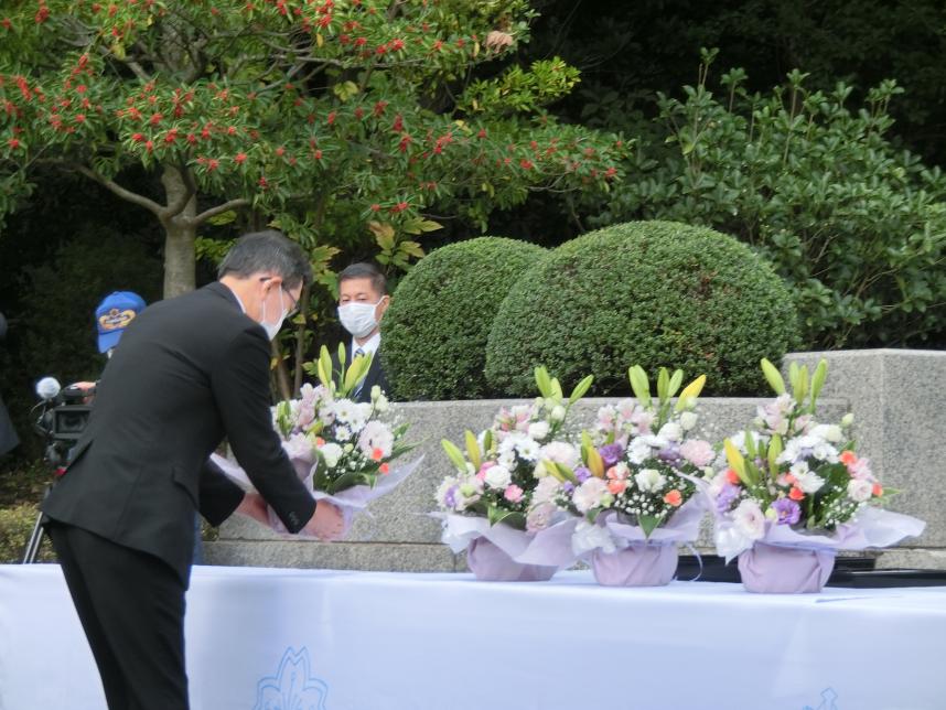 献花をする嶋村議長の写真