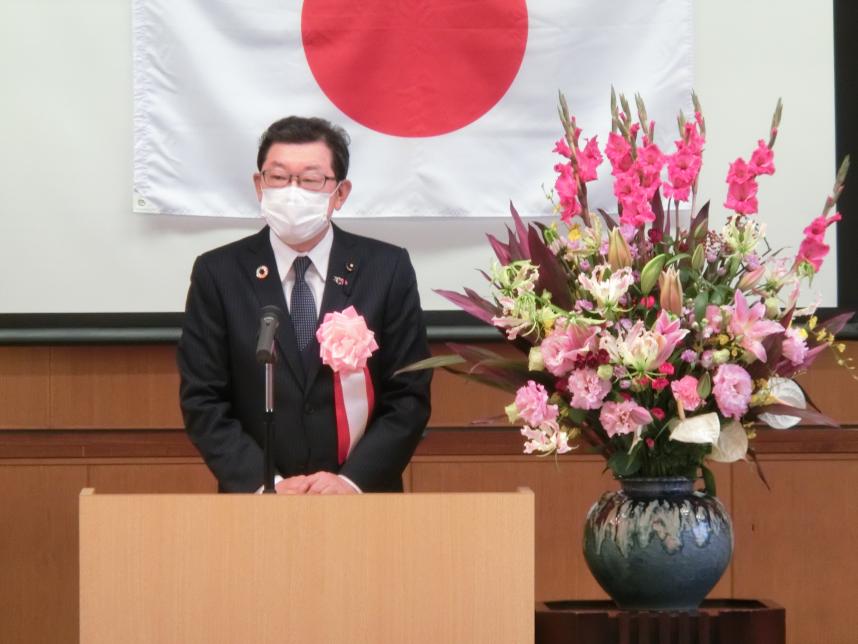 挨拶をする嶋村議長より