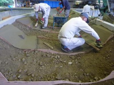 河岸地形の再現作業の様子