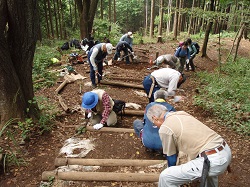 県民協働により登山道を補修している様子