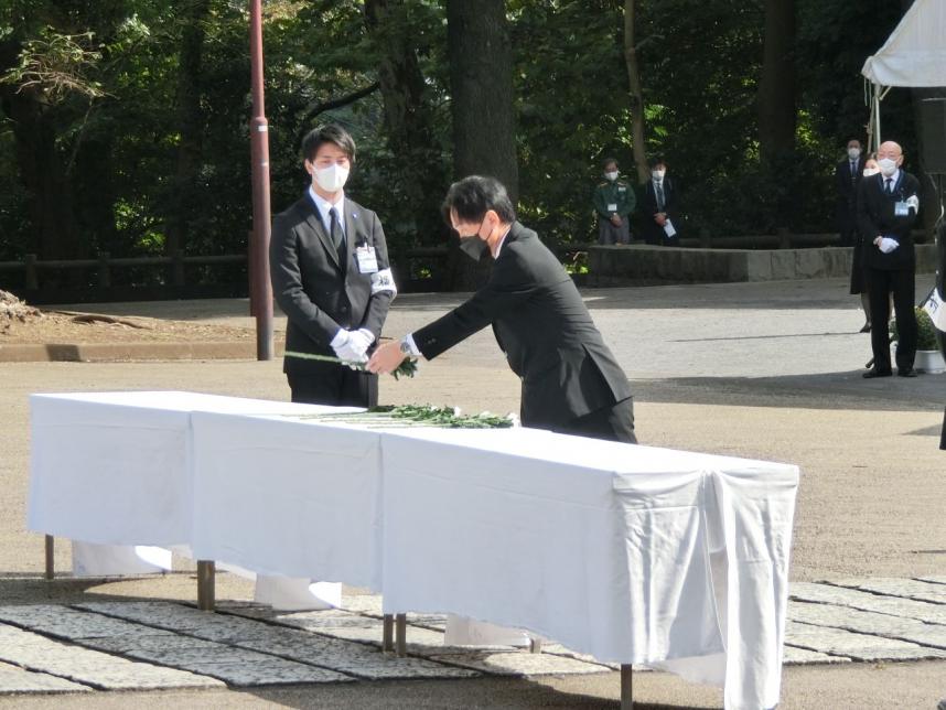 献花する小島議長