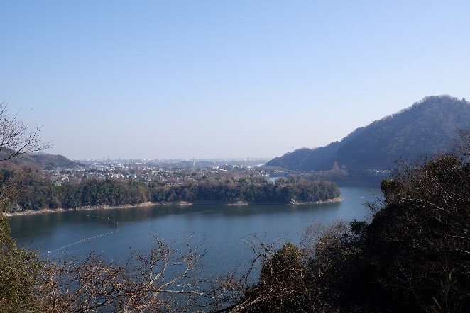 峯の薬師バス停脇の休憩所