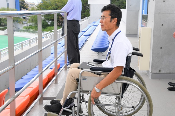 3階観客席から車いすで眺める様子