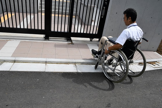 1階エントランスの段差を車いすで確認中