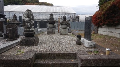 愛甲三郎供養塔