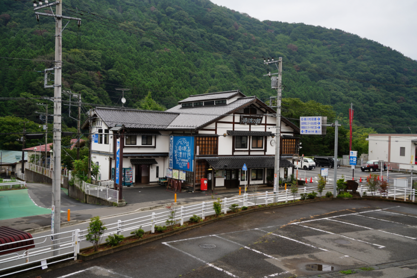 道の駅・清川-離れた場所からの外観