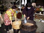 写真：味噌作り風景