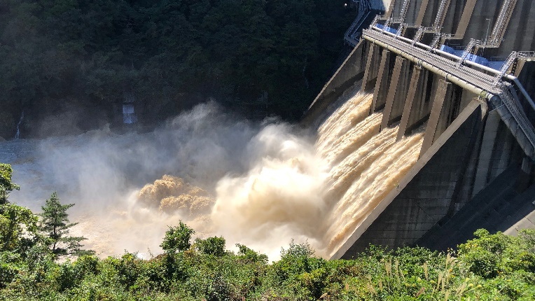 城山ダムの放流